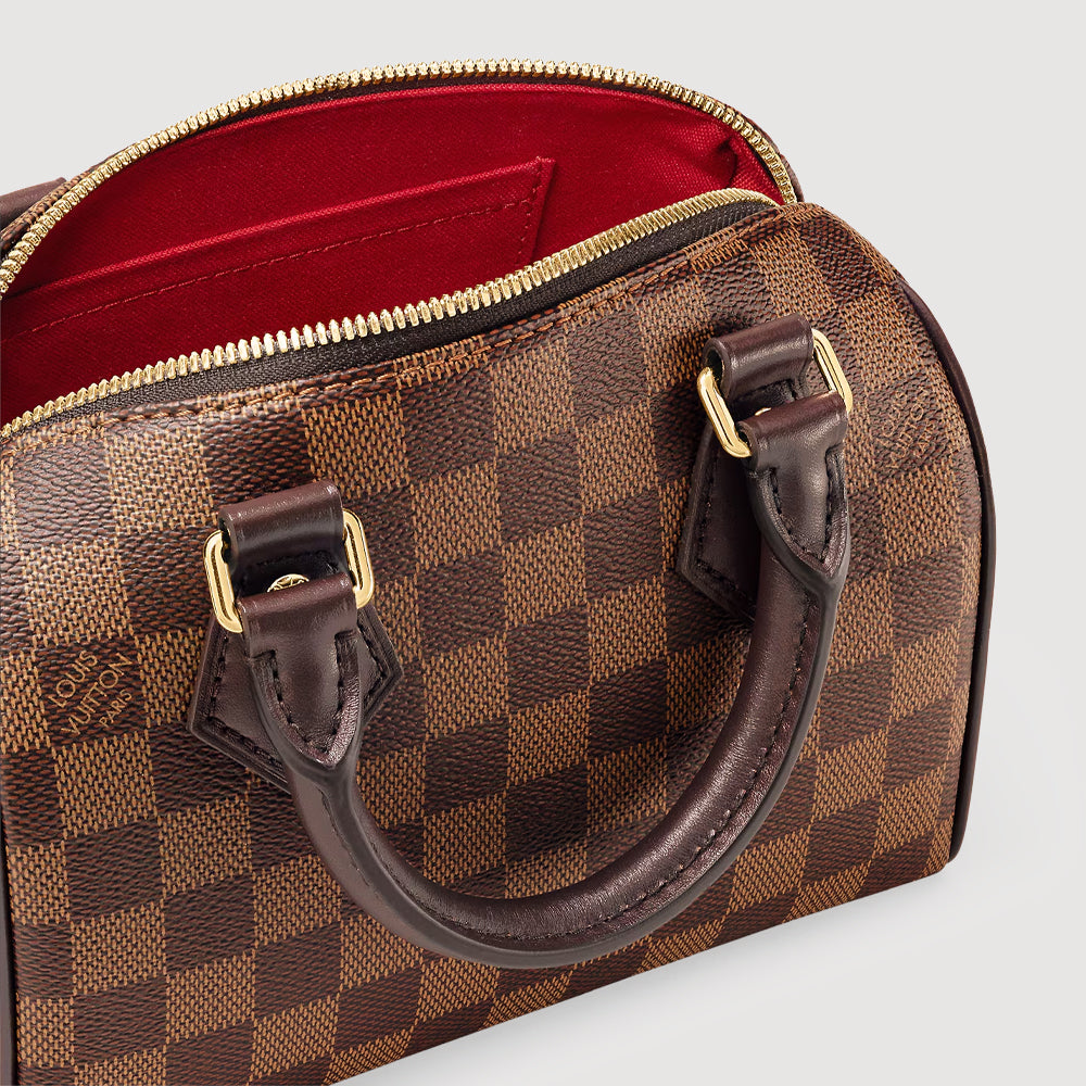 Louis Vuitton Speedy Bandoulière 20，經典棋盤格圖案，配有可調節肩帶，時尚與功能性結合。