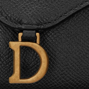 Dior Saddle Wallet – 黑色粒面小牛皮，採用標誌性馬鞍設計與金屬 D 型飾件，經典時尚。