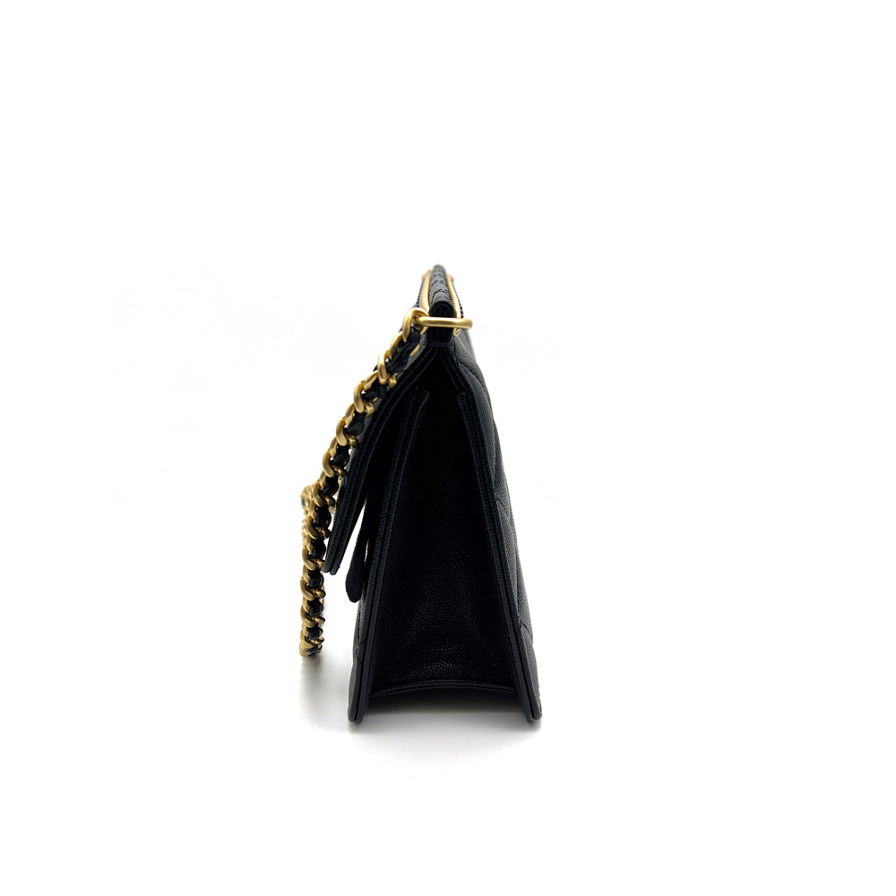 Chanel Grained Calfskin Bag – 採用經典魚子醬皮革與金屬細節，結合優雅與實用性。