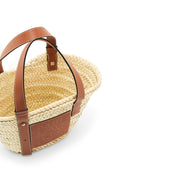 Loewe Small Basket Bag – 採用天然 Raffia 材質與小牛皮細節，品牌標誌性編織設計，輕便且時尚。