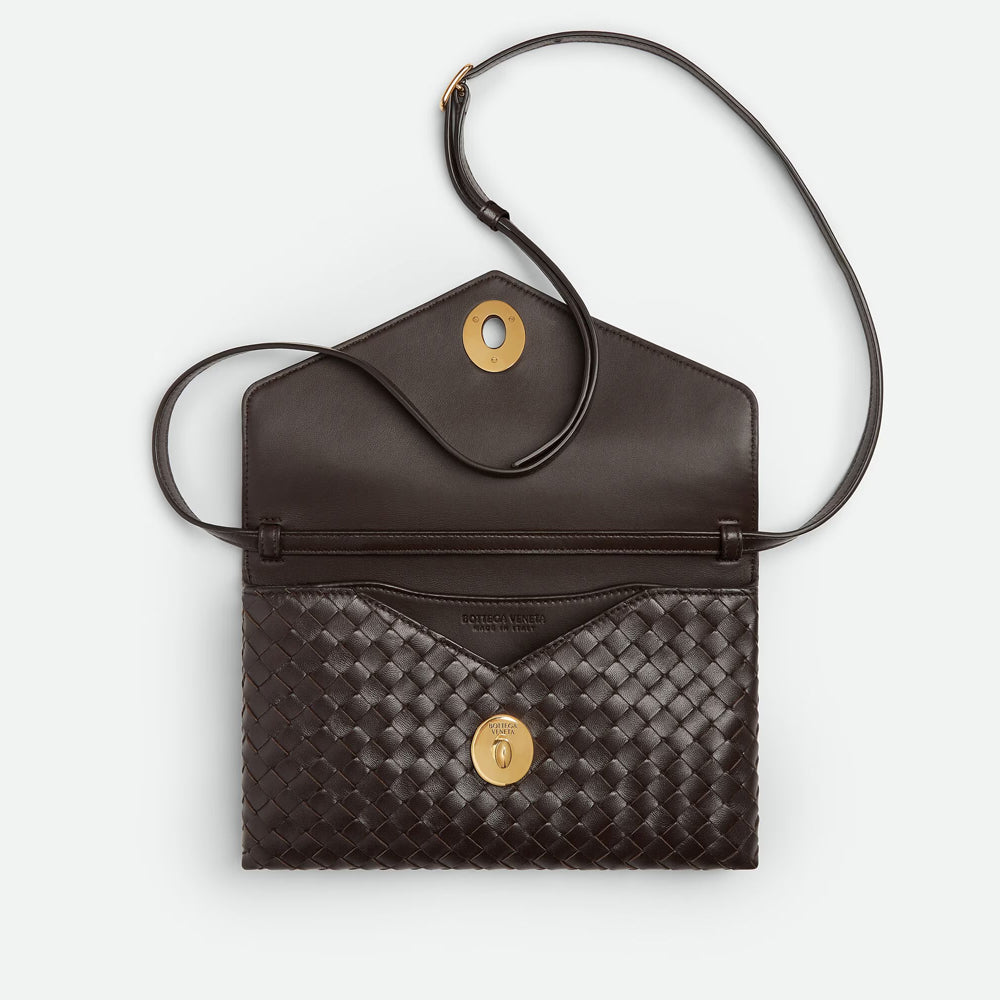 Bottega Veneta Knot Lock 手袋，採用標誌性結扣細節，適合晚宴或正式場合。