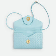 Bottega Veneta Knot Lock 手袋，採用標誌性結扣細節，適合晚宴或正式場合。