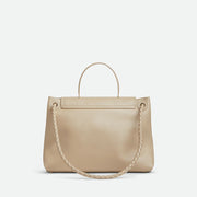 Bottega Veneta Ciao Ciao，柔軟皮革和隨性設計，展現時尚與輕盈感。
