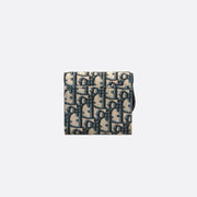 Dior Saddle Lotus Wallet – Oblique 提花面料與經典設計結合，輕便實用且充滿品牌魅力。