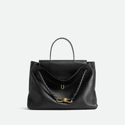 Bottega Veneta Ciao Ciao 包款，柔軟皮革和隨性設計，展現時尚與輕盈感。