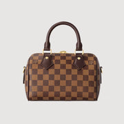 Louis Vuitton Speedy Bandoulière 20，經典棋盤格圖案，配有可調節肩帶，時尚與功能性結合。