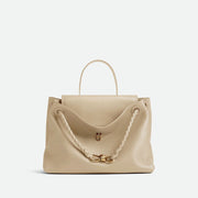 Bottega Veneta Ciao Ciao，柔軟皮革和隨性設計，展現時尚與輕盈感。