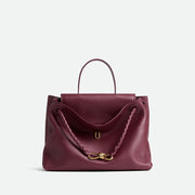 Bottega Veneta Ciao Ciao，柔軟皮革和隨性設計，展現時尚與輕盈感。