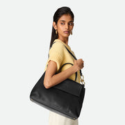 Bottega Veneta Ciao Ciao 包款，柔軟皮革和隨性設計，展現時尚與輕盈感。