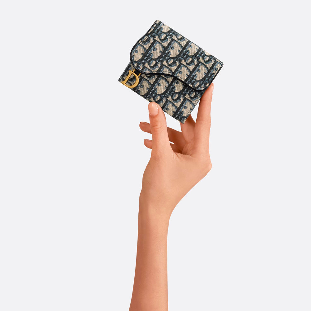 Dior Saddle Lotus Wallet – Oblique 提花面料與經典設計結合，輕便實用且充滿品牌魅力。