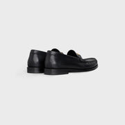 Celine Luco Triomphe Loafer – 採用拋光小牛皮，搭配品牌標誌性 Triomphe 細節，優雅而時尚。