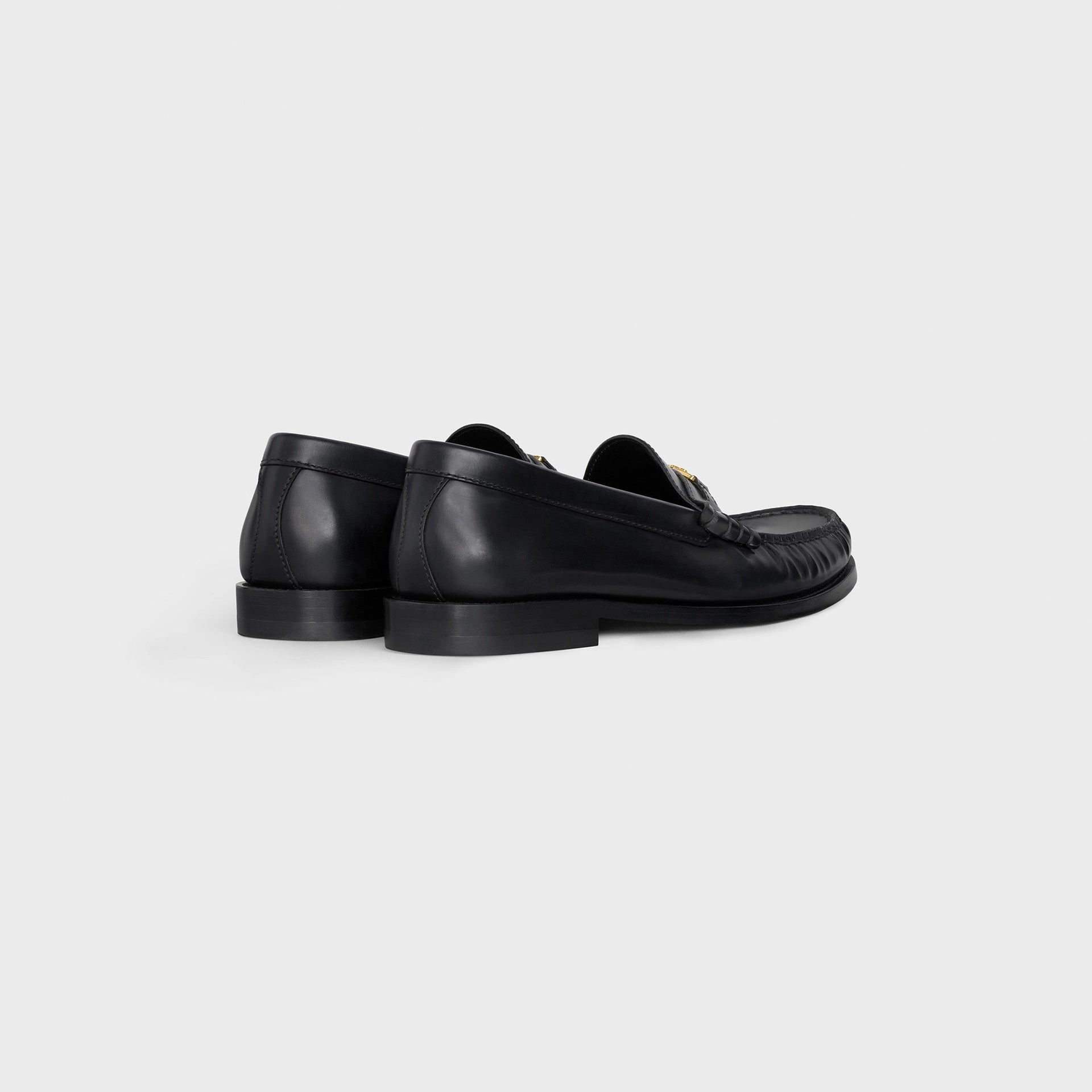Celine Luco Triomphe Loafer – 採用拋光小牛皮，搭配品牌標誌性 Triomphe 細節，優雅而時尚。