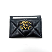 Chanel 19 Cardholder – 採用柔軟皮革與品牌標誌性菱格紋設計，搭配金屬 CC 標誌，時尚與實用兼具。