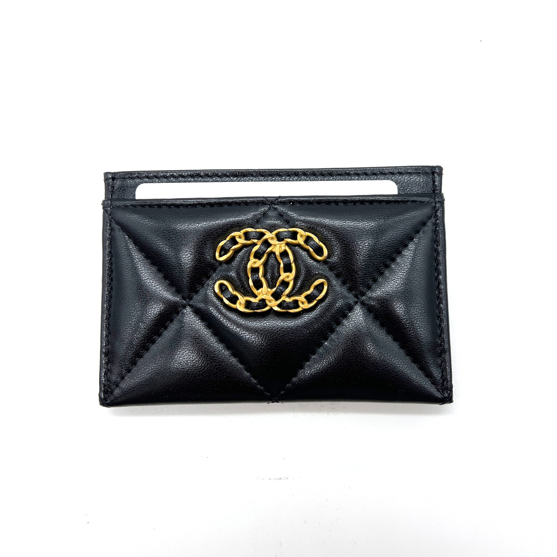 Chanel 19 Cardholder – 採用柔軟皮革與品牌標誌性菱格紋設計，搭配金屬 CC 標誌，時尚與實用兼具。