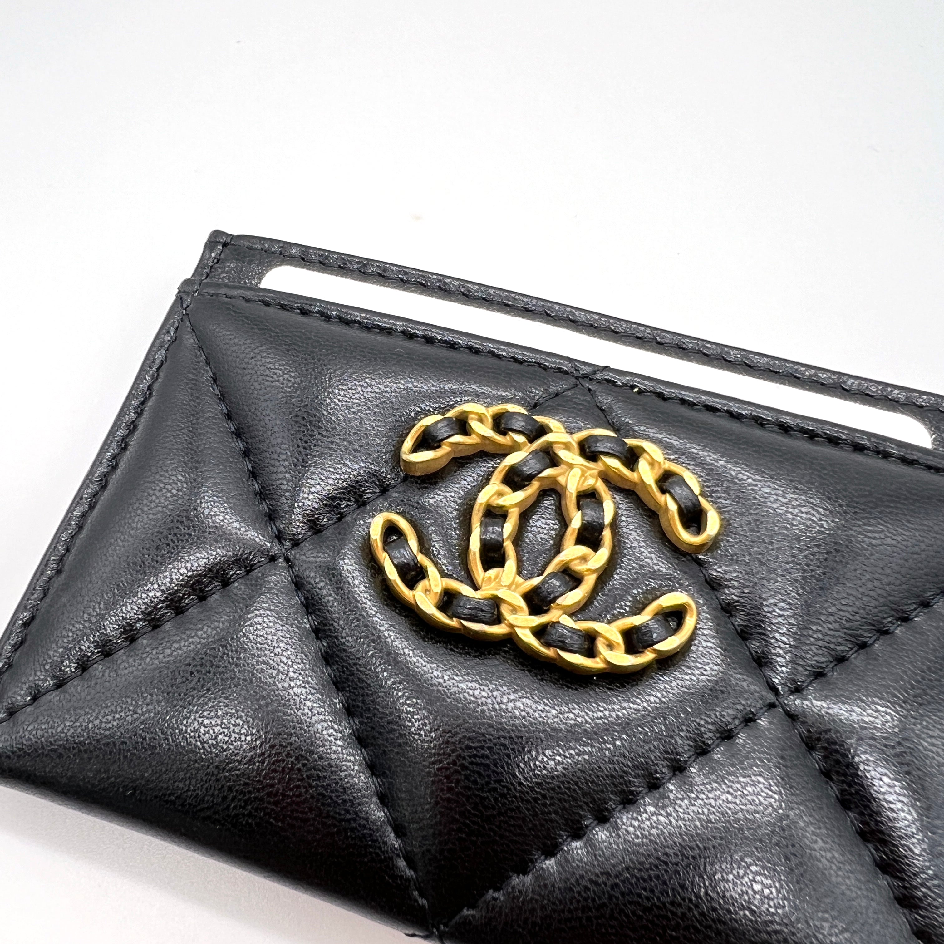 Chanel 19 Cardholder – 採用柔軟皮革與品牌標誌性菱格紋設計，搭配金屬 CC 標誌，時尚與實用兼具。