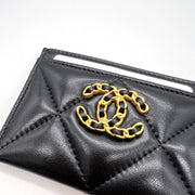 Chanel 19 Cardholder – 採用柔軟皮革與品牌標誌性菱格紋設計，搭配金屬 CC 標誌，時尚與實用兼具。