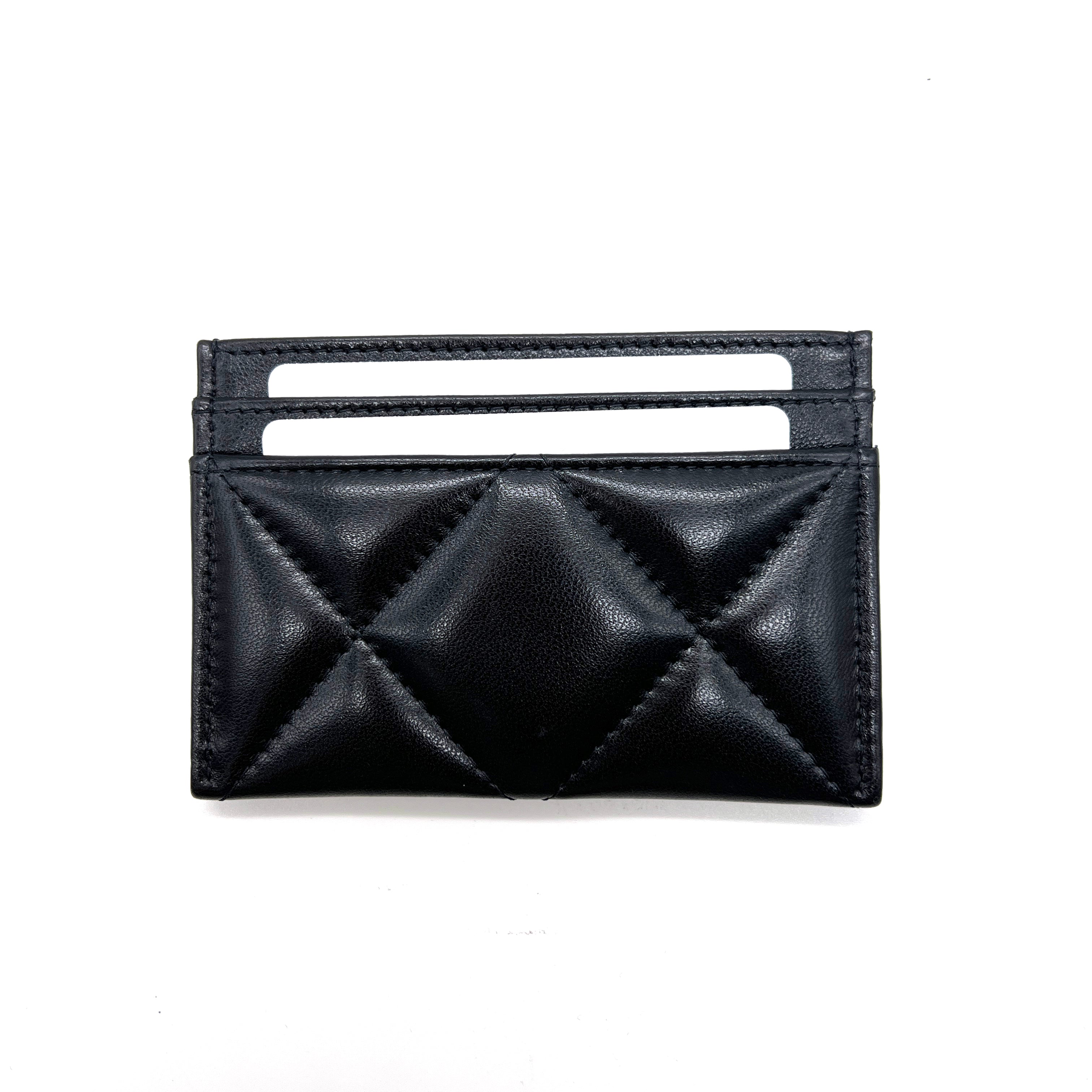 Chanel 19 Cardholder – 採用柔軟皮革與品牌標誌性菱格紋設計，搭配金屬 CC 標誌，時尚與實用兼具。