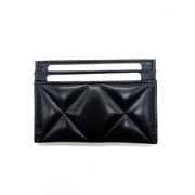 Chanel 19 Cardholder – 採用柔軟皮革與品牌標誌性菱格紋設計，搭配金屬 CC 標誌，時尚與實用兼具。