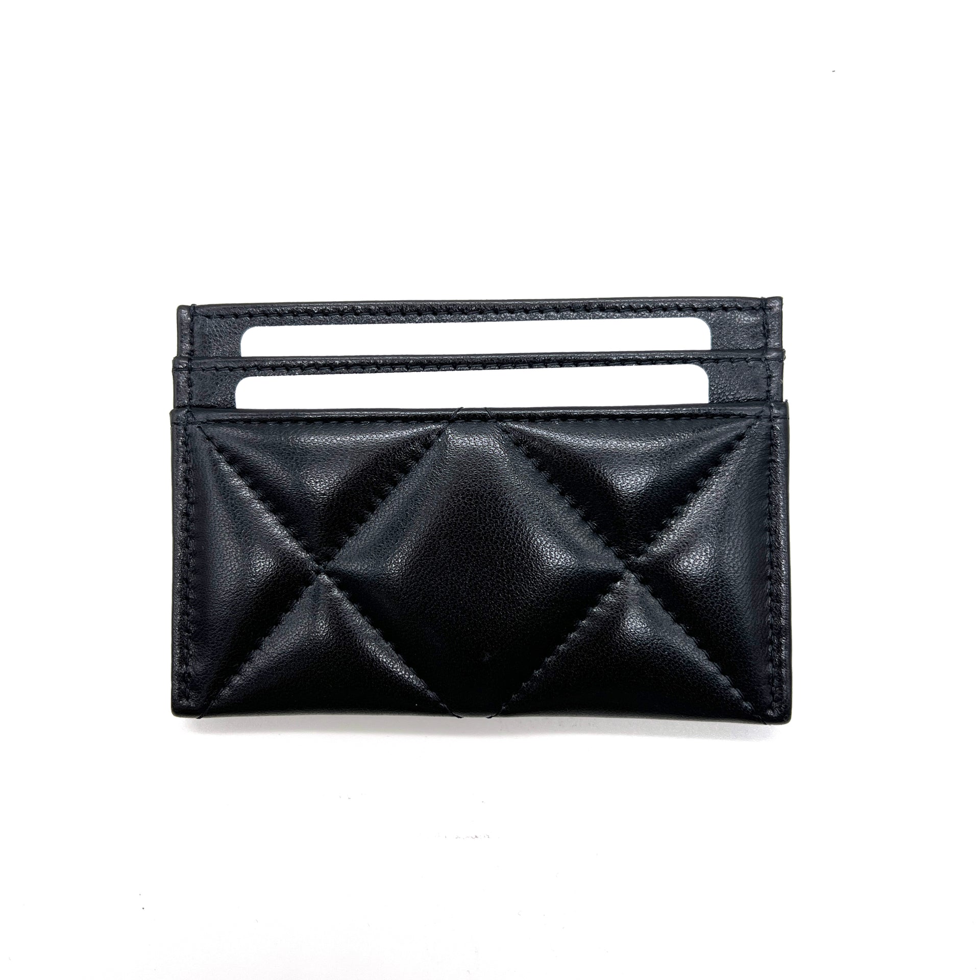 Chanel 19 Cardholder – 採用柔軟皮革與品牌標誌性菱格紋設計，搭配金屬 CC 標誌，時尚與實用兼具。