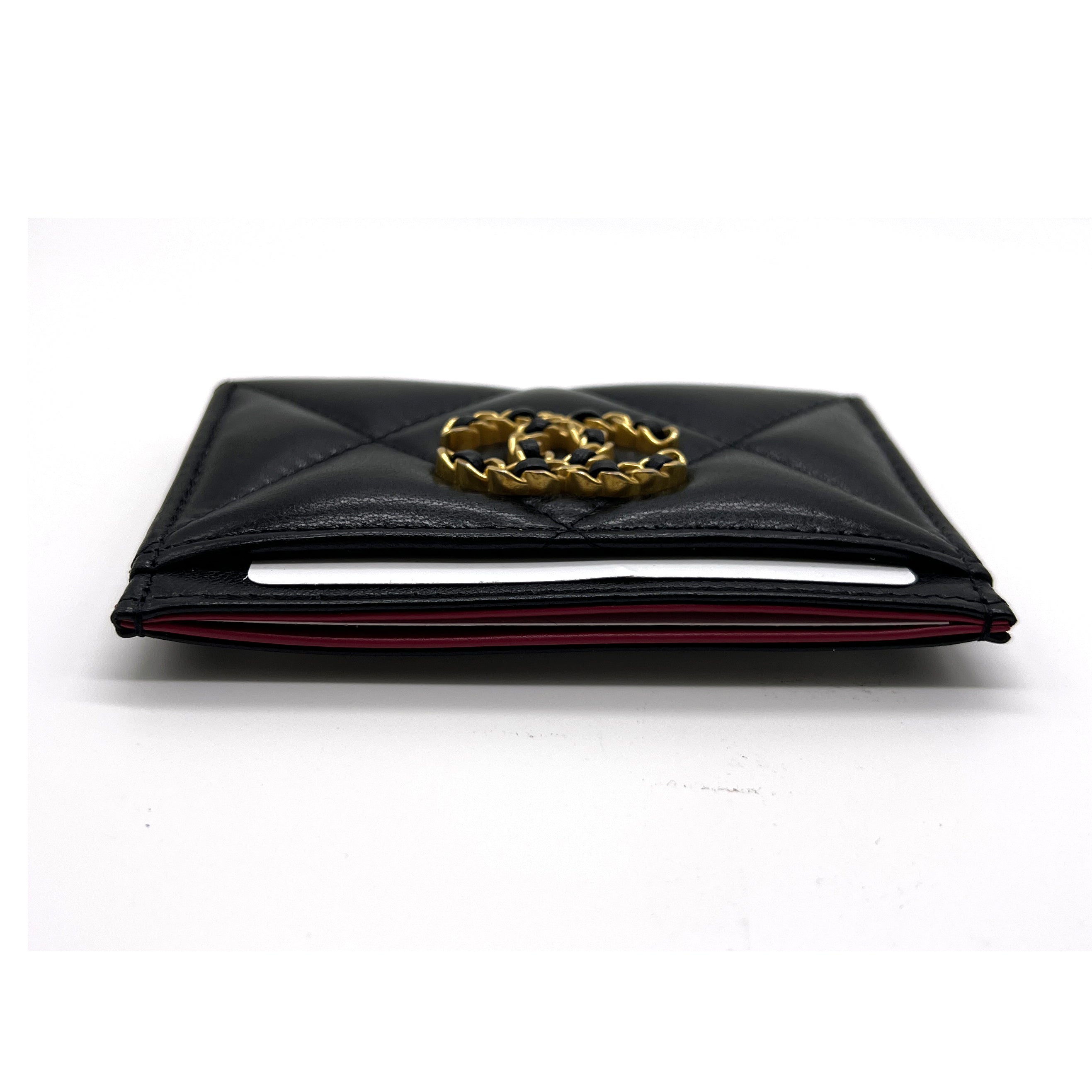 Chanel 19 Cardholder – 採用柔軟皮革與品牌標誌性菱格紋設計，搭配金屬 CC 標誌，時尚與實用兼具。