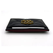 Chanel 19 Cardholder – 採用柔軟皮革與品牌標誌性菱格紋設計，搭配金屬 CC 標誌，時尚與實用兼具。