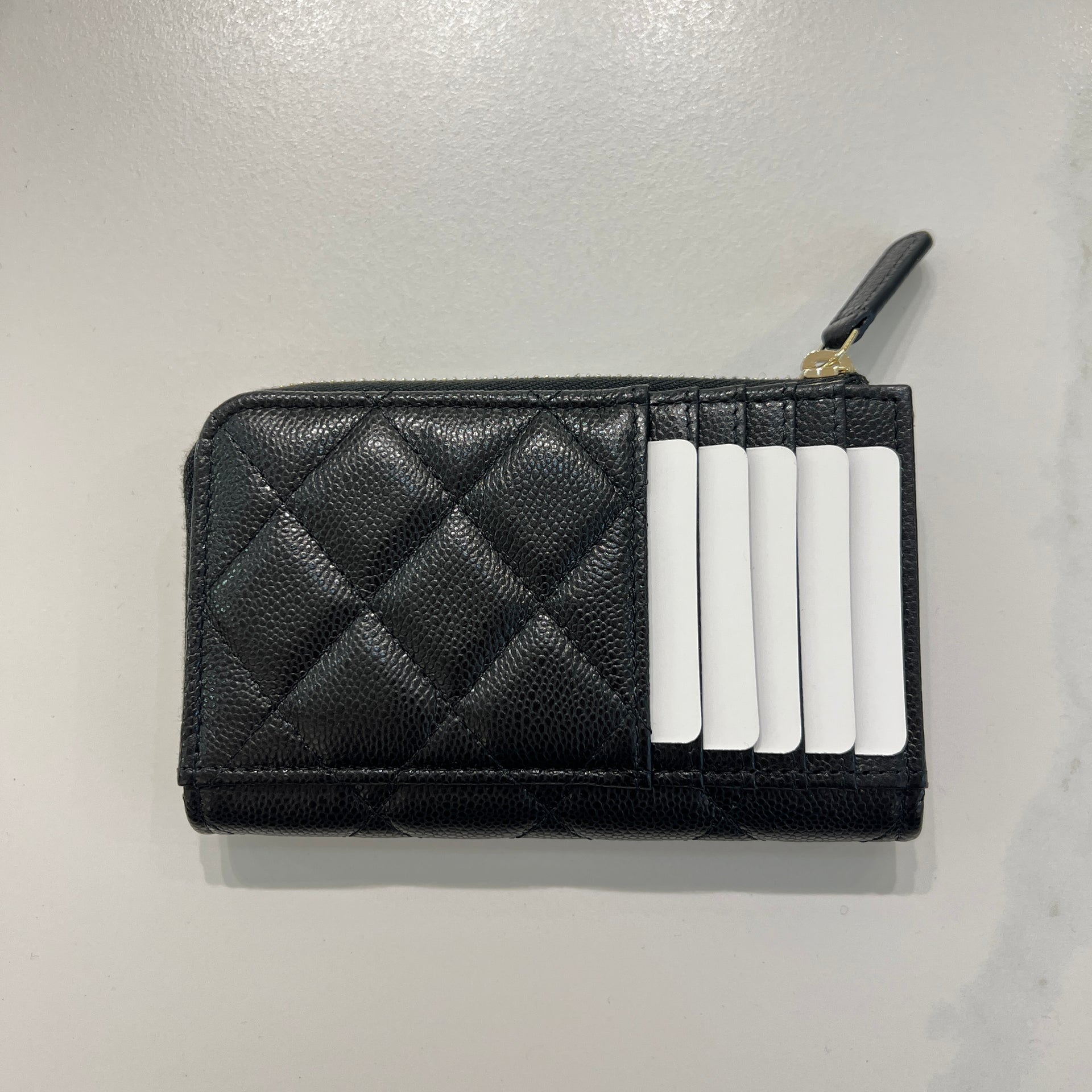 Chanel Cardholder with Zipper – 經典設計，結合品牌標誌性菱格紋與金屬 CC 標誌，輕便小巧，方便日常使用。