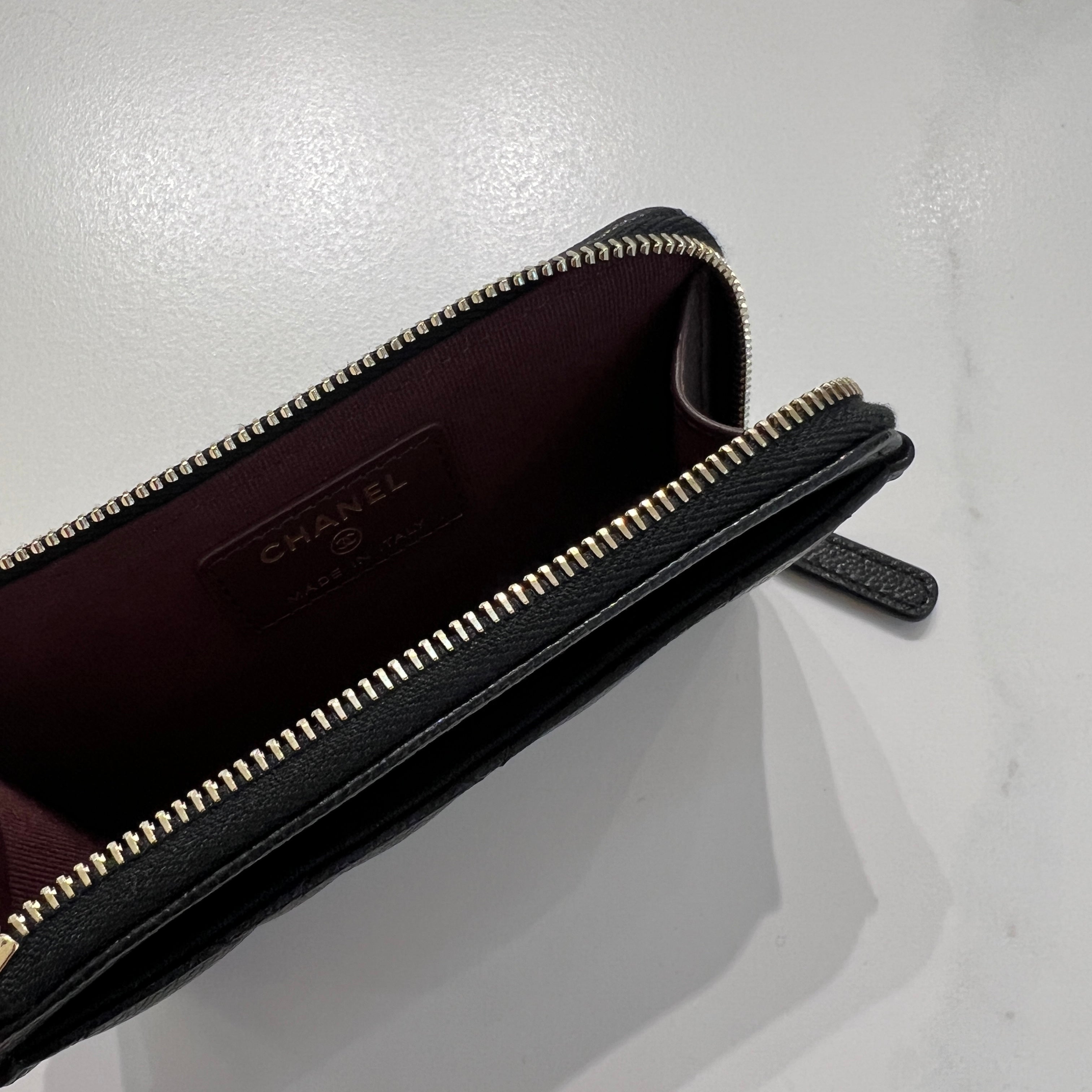 Chanel Cardholder with Zipper – 經典設計，結合品牌標誌性菱格紋與金屬 CC 標誌，輕便小巧，方便日常使用。