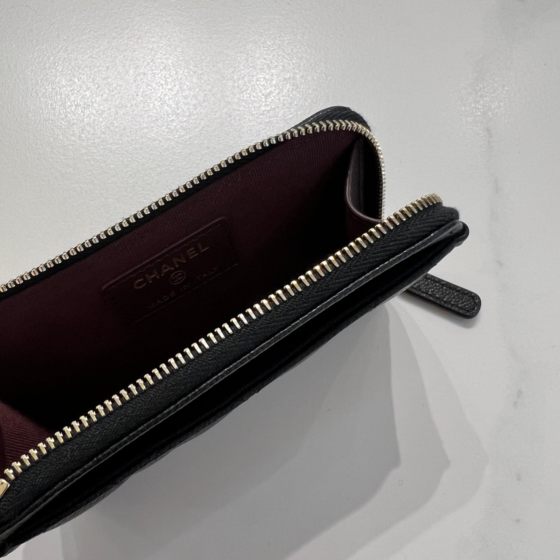 Chanel Cardholder with Zipper – 經典設計，結合品牌標誌性菱格紋與金屬 CC 標誌，輕便小巧，方便日常使用。
