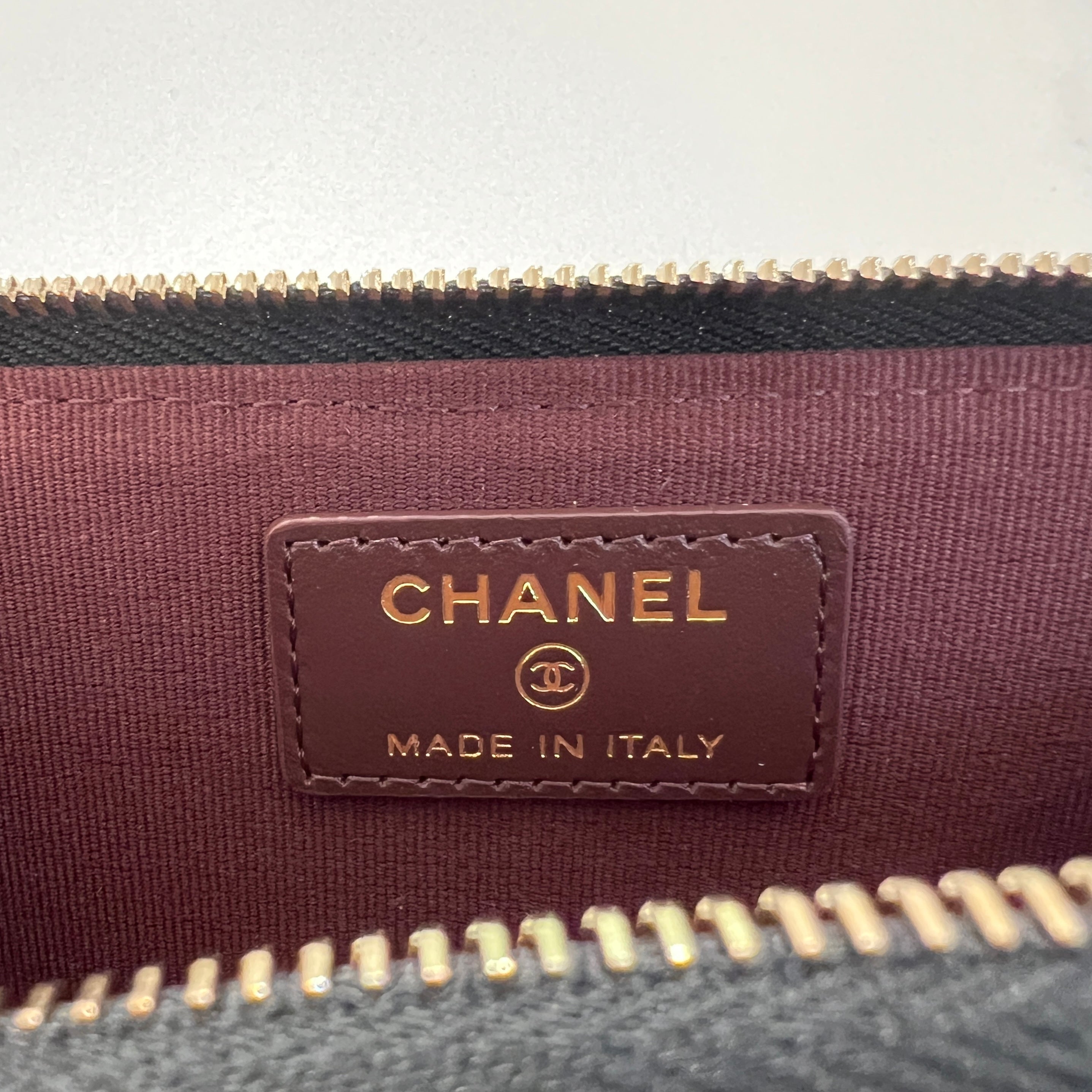 Chanel Cardholder with Zipper – 經典設計，結合品牌標誌性菱格紋與金屬 CC 標誌，輕便小巧，方便日常使用。