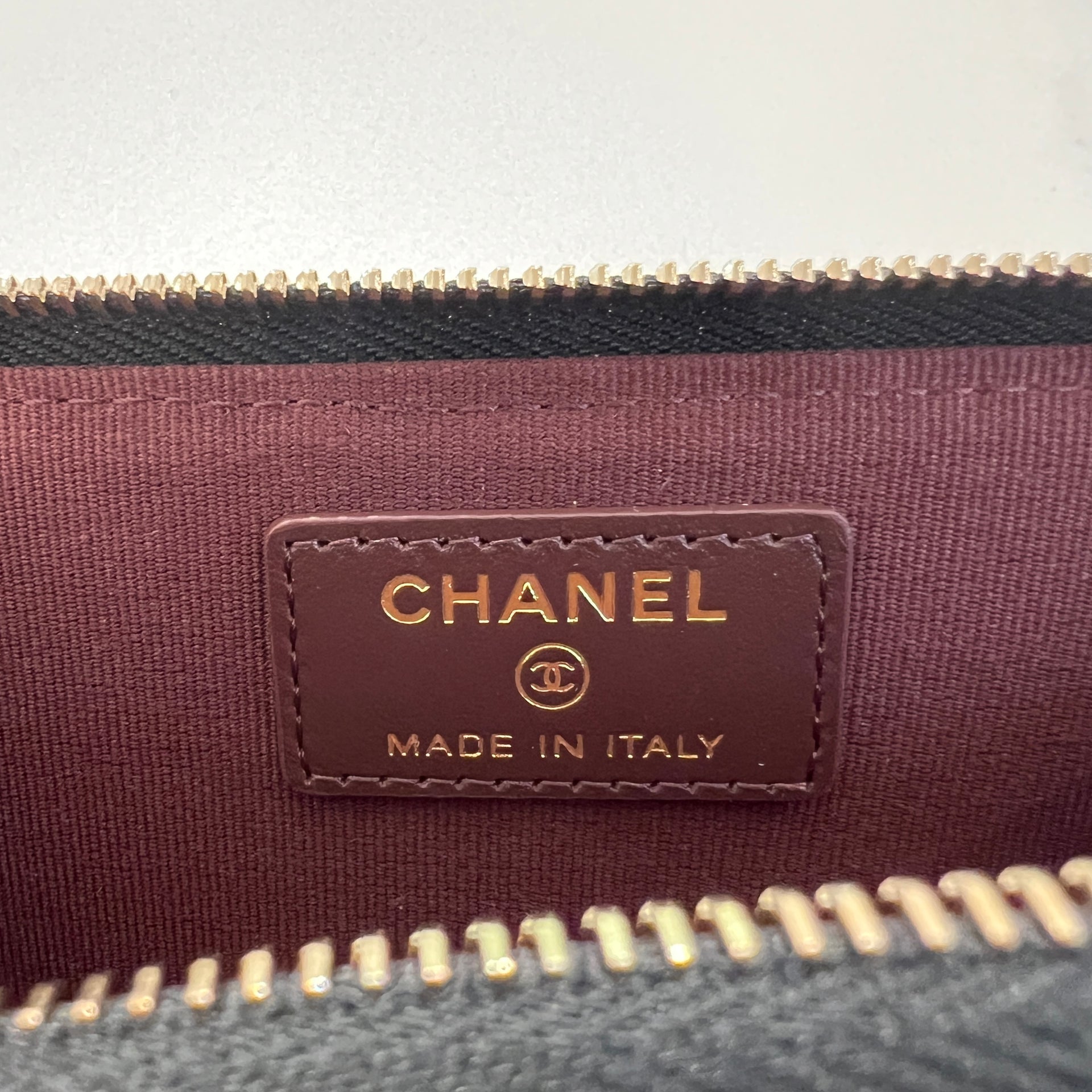 Chanel Cardholder with Zipper – 經典設計，結合品牌標誌性菱格紋與金屬 CC 標誌，輕便小巧，方便日常使用。