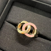 Chanel Ring，柔和粉色與金色金屬的搭配，點綴品牌雙 C 標誌，是高雅的必備配飾。