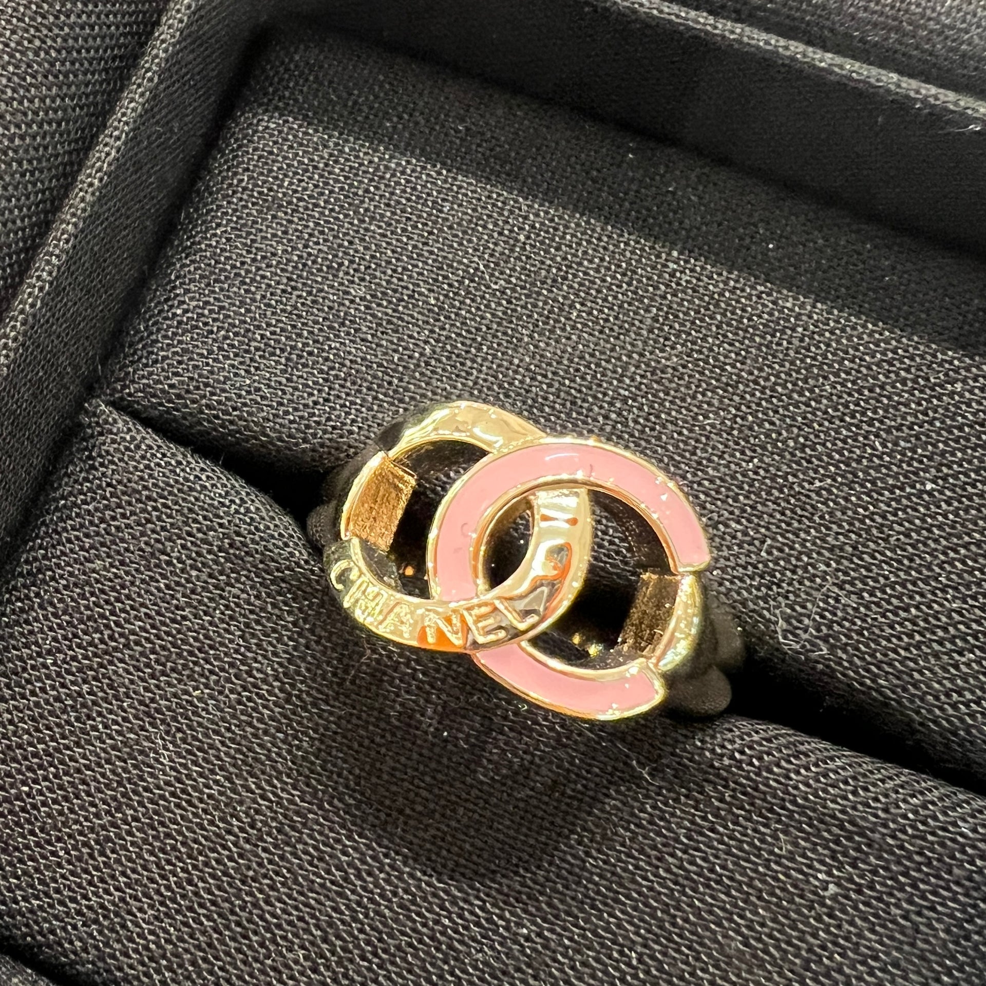 Chanel Ring，柔和粉色與金色金屬的搭配，點綴品牌雙 C 標誌，是高雅的必備配飾。