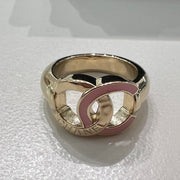 Chanel Ring，柔和粉色與金色金屬的搭配，點綴品牌雙 C 標誌，是高雅的必備配飾。