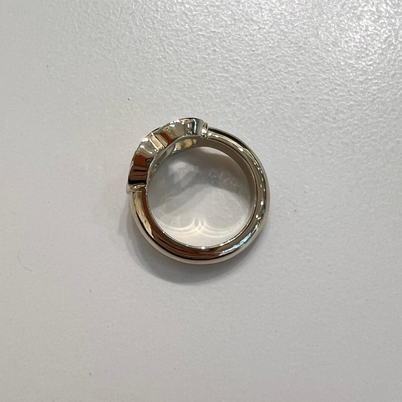 Chanel Ring，柔和粉色與金色金屬的搭配，點綴品牌雙 C 標誌，是高雅的必備配飾。