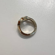 Chanel Ring，柔和粉色與金色金屬的搭配，點綴品牌雙 C 標誌，是高雅的必備配飾。