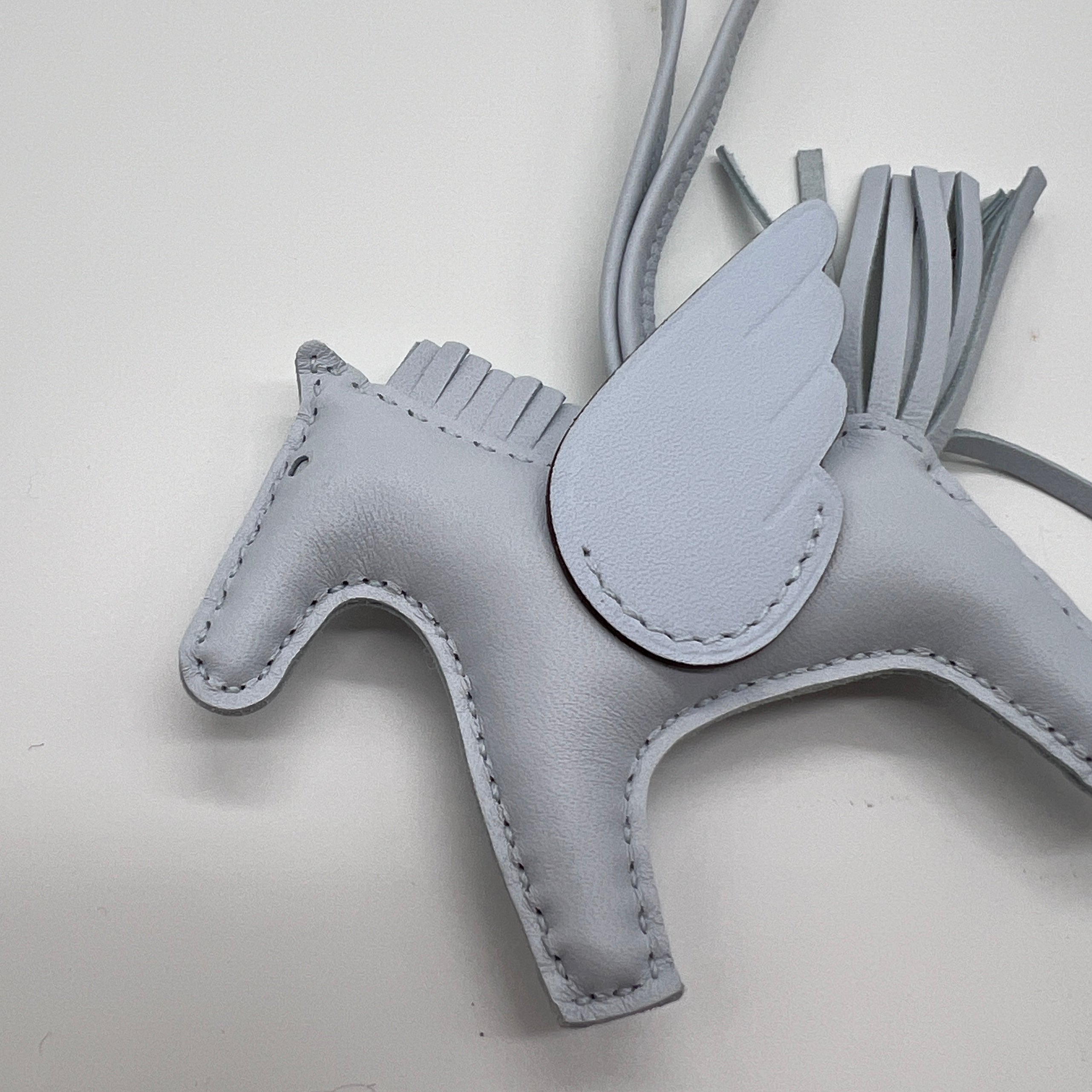 Hermès Rodeo Charm PM – Bleu Brume 淺藍色馬形掛飾，採用柔軟皮革製作，為手袋增添趣味與優雅。