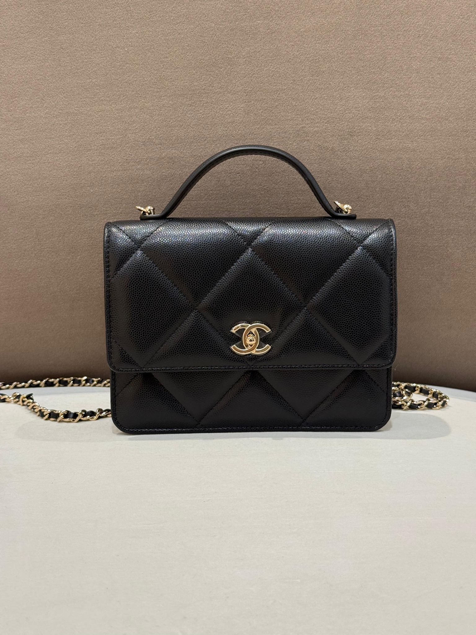Hong Kong Stock - Chanel Wallet on Chain Grained Shiny Calfskin & Gold-Tone Metal (Black) AP4931