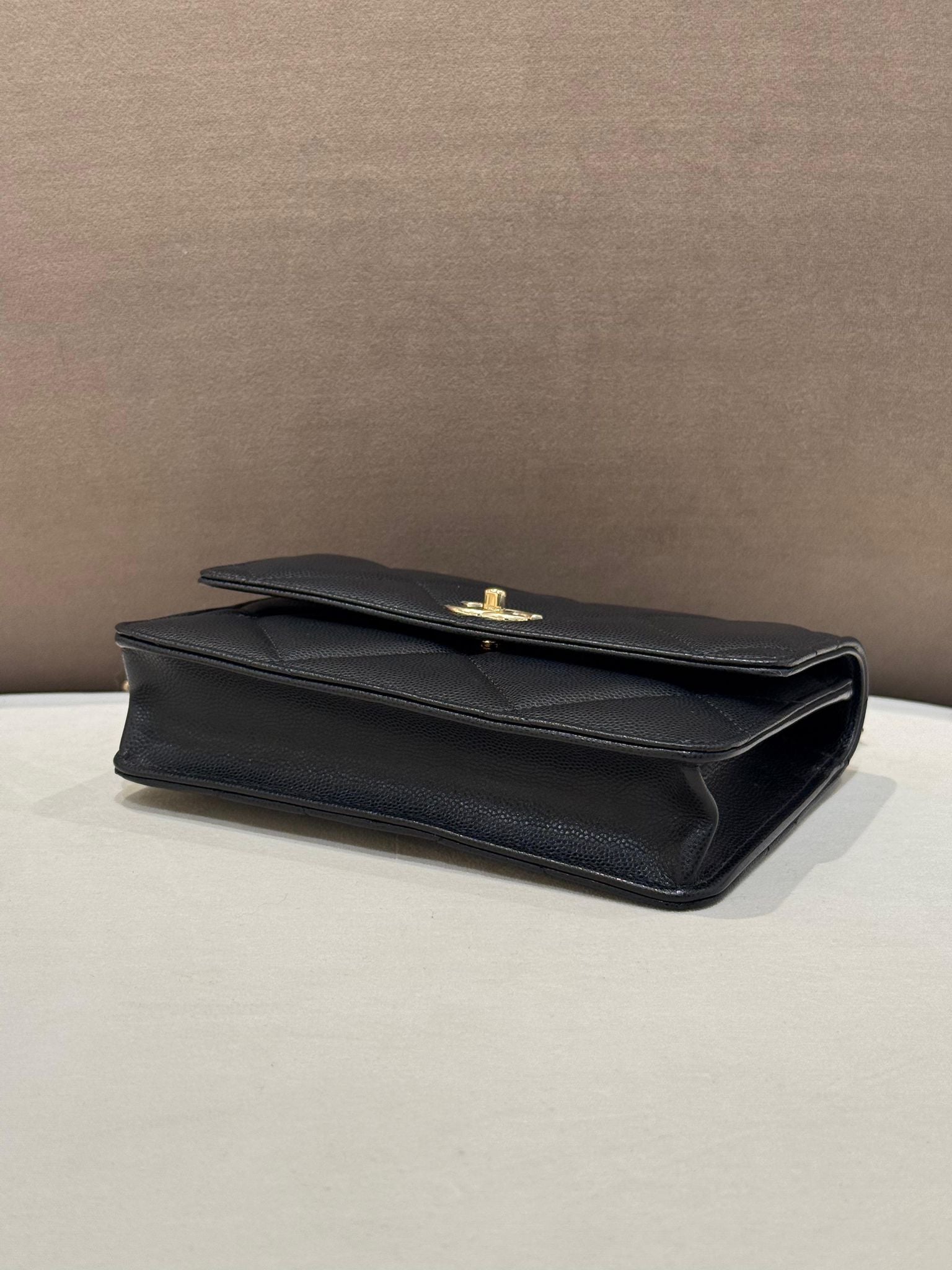 Hong Kong Stock - Chanel Wallet on Chain Grained Shiny Calfskin & Gold-Tone Metal (Black) AP4931