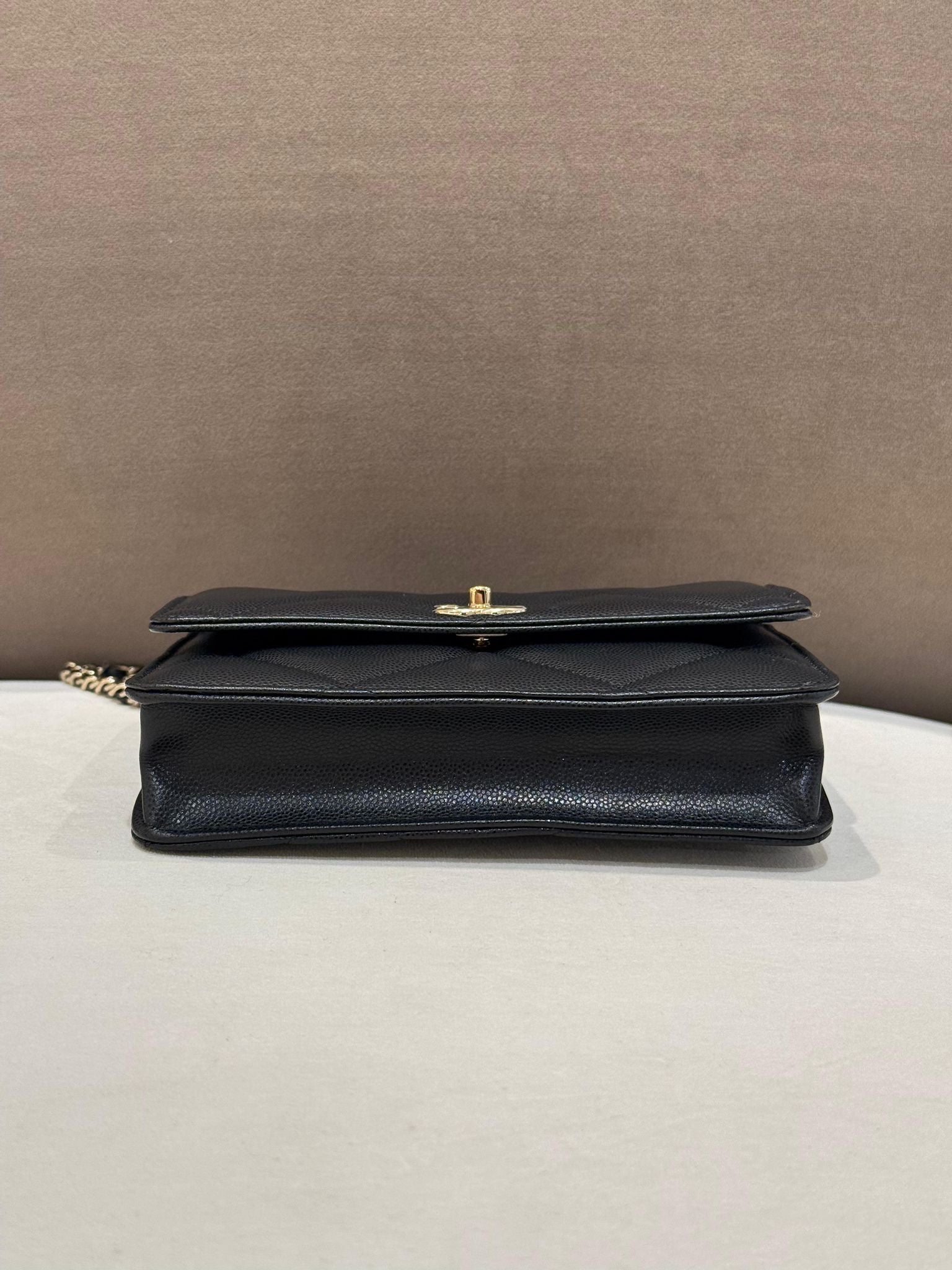 Hong Kong Stock - Chanel Wallet on Chain Grained Shiny Calfskin & Gold-Tone Metal (Black) AP4931