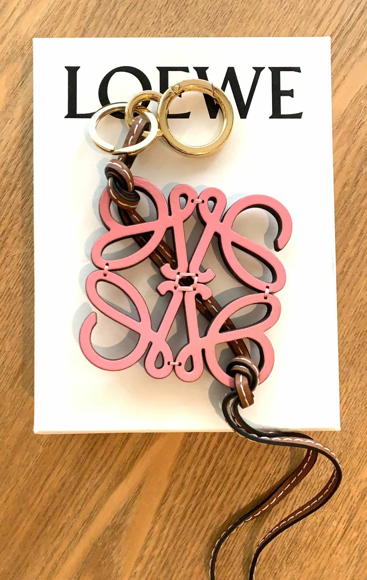 香港現貨 - Loewe 小牛皮拼黃銅 Anagram 吊飾（特價瑕疵品）