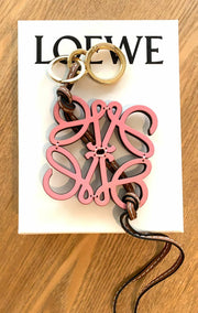 Loewe Anagram Charm – 採用小牛皮與黃銅材質，品牌標誌性設計，為包袋或鑰匙增添個性。