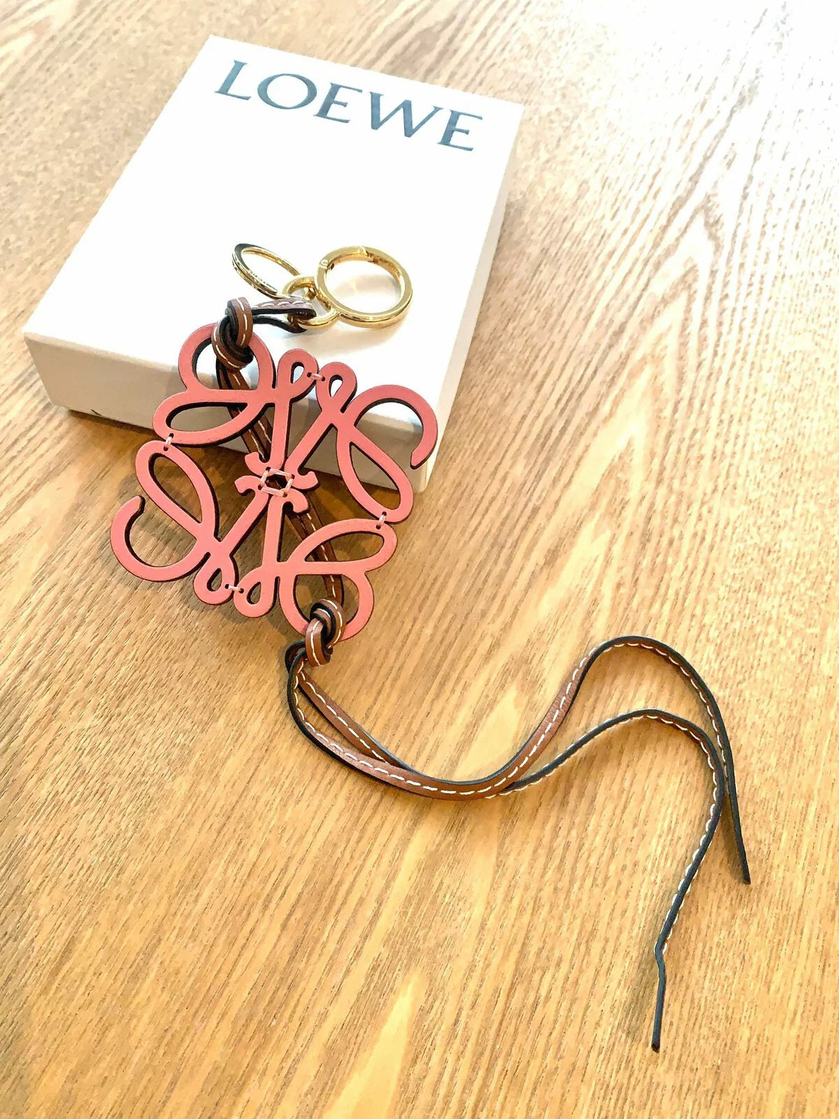 Loewe Anagram Charm – 採用小牛皮與黃銅材質，品牌標誌性設計，為包袋或鑰匙增添個性。