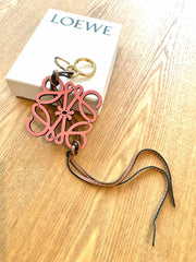 Loewe Anagram Charm – 採用小牛皮與黃銅材質，品牌標誌性設計，為包袋或鑰匙增添個性。