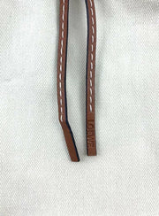 Loewe Anagram Charm – 採用小牛皮與黃銅材質，品牌標誌性設計，為包袋或鑰匙增添個性。