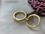 Loewe Anagram Charm – 採用小牛皮與黃銅材質，品牌標誌性設計，為包袋或鑰匙增添個性。