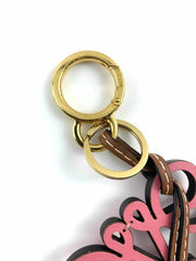 Loewe Anagram Charm – 採用小牛皮與黃銅材質，品牌標誌性設計，為包袋或鑰匙增添個性。