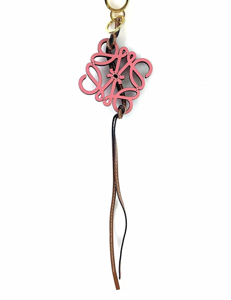 Loewe Anagram Charm – 採用小牛皮與黃銅材質，品牌標誌性設計，為包袋或鑰匙增添個性。